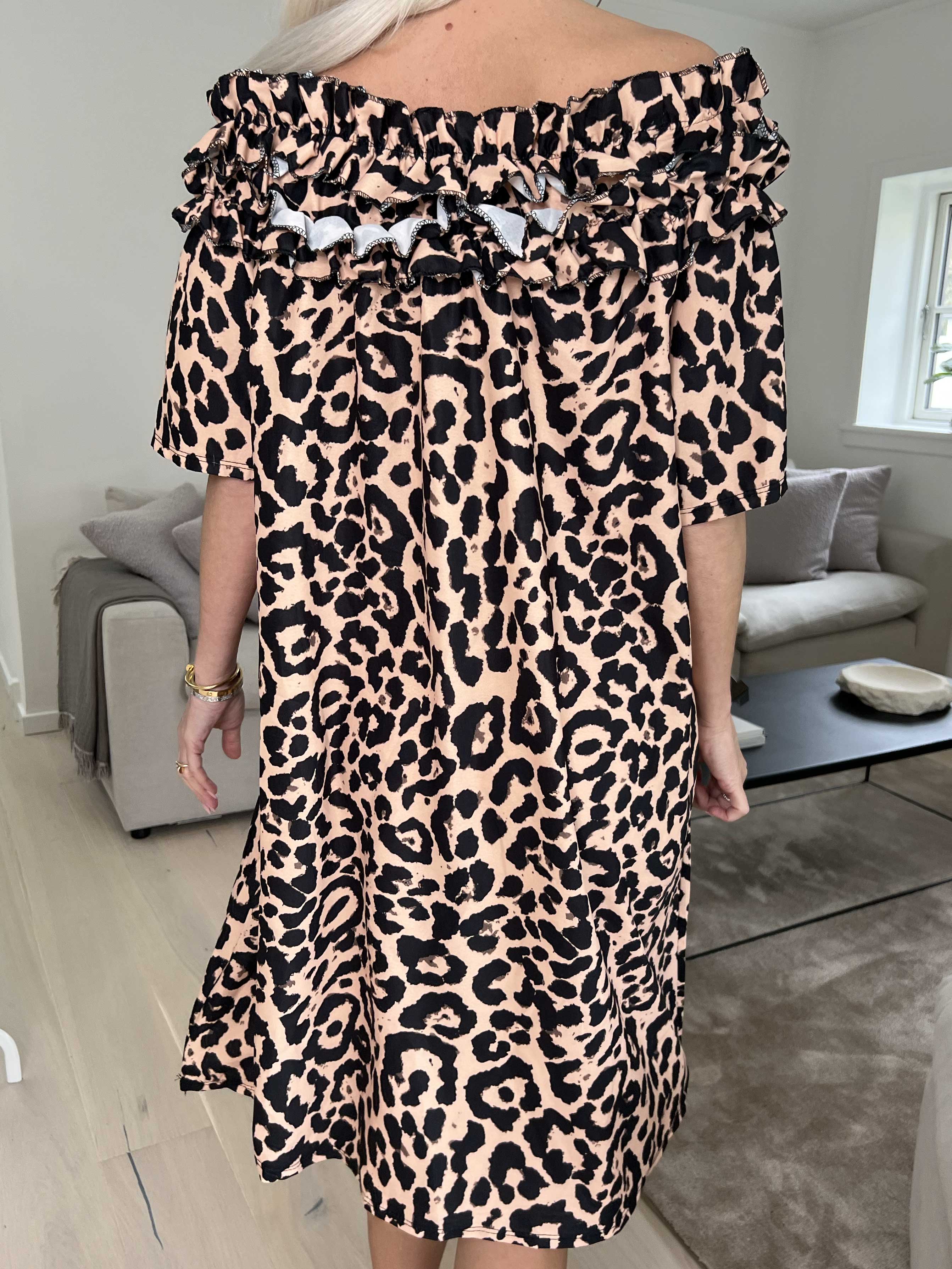 Chili Leo Sleeveless Dress - Leopardmönstrad klänning med volang i halsringningen
